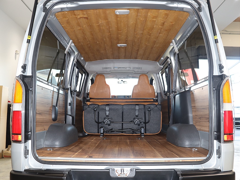 座席は倒せるため、サーフィンボードやキャンプ道具といった長いお荷物も楽々荷下ろし出来ちゃいますよ！