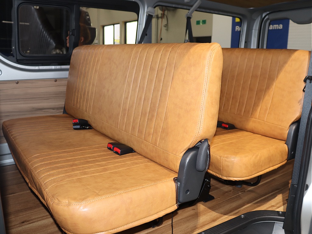 ベンチシートなので折りたたみも可能な為用途によっては広く車内を活用できるのもポイントです！