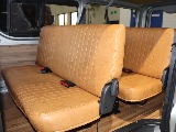 ベンチシートなので折りたたみも可能な為用途によっては広く車内を活用できるのもポイントです！