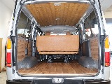 内装全面には木目調のウッドタイプの内張りを仕様！おしゃれでお部屋のような空間でお好きなお時間を♪