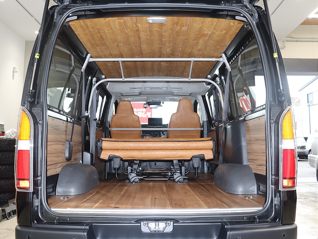 座席は倒せるため、サーフィンボードやキャンプ道具といった長いお荷物も楽々荷下ろし出来ちゃいますよ！