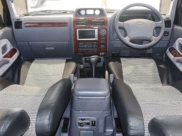 95プラド　後期型の内装はそのままに、 シートカバーには千鳥柄を取り入れました(*´▽｀*)