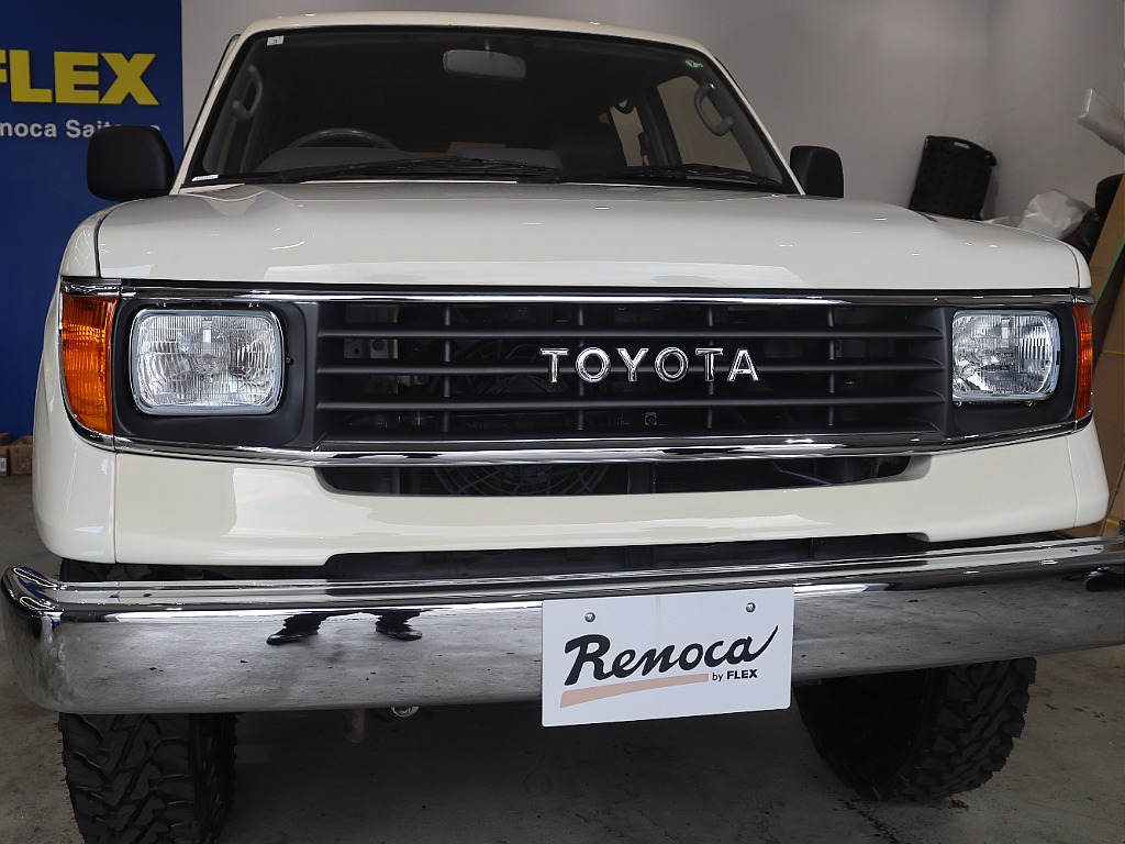 角目でキリッとしてますが 小さめのメッキTOYOTAロゴが愛おしい・・・(´ー｀)