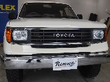角目でキリッとしてますが 小さめのメッキTOYOTAロゴが愛おしい・・・(´ー｀)