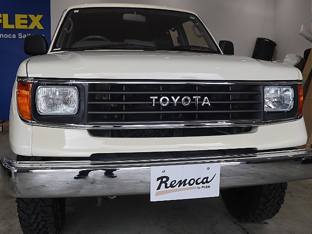 角目でキリッとしてますが 小さめのメッキTOYOTAロゴが愛おしい・・・(´ー｀)