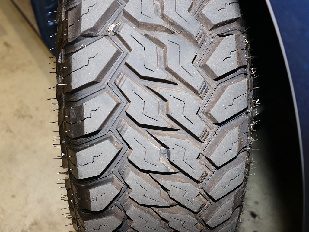 □MONSTA　MAD　WARRIOR　LT215/70R16 □DEAN　CROSS　COUNTRYホイール