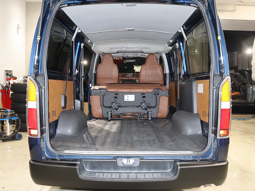 座席は倒せるため、サーフィンボードやキャンプ道具といった長いお荷物も楽々荷下ろし出来ちゃいますよ！