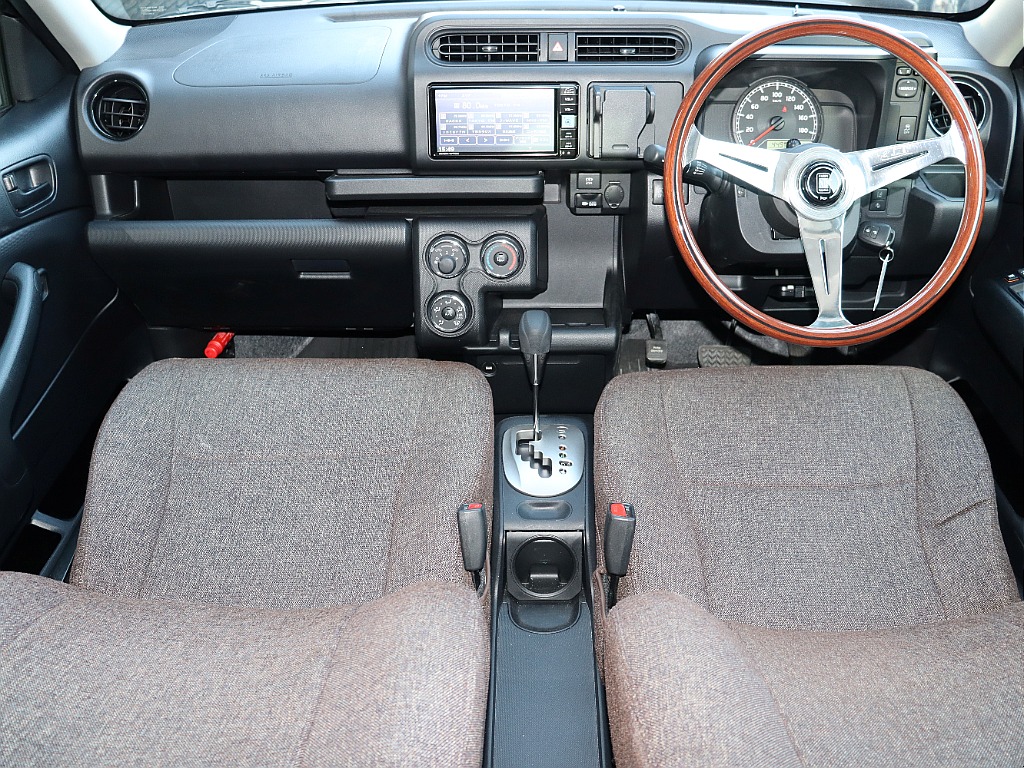 元々は商用車として利用される事が多いプロボックスがベースですので、無駄の無いシンプルなインテリアとなっております！格納テーブル、ドリンクホルダーなど収納力が高く、とても実用的な作りになっています♪