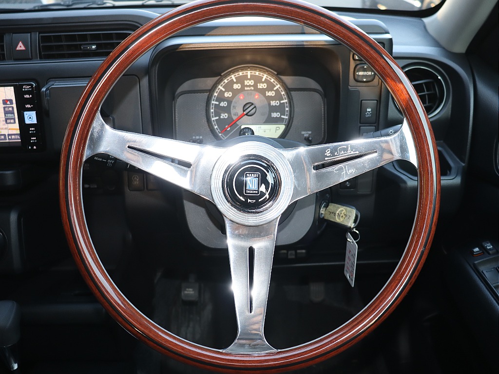 ナルディウッドステアリングにカスタムすることで上品でおしゃれな仕上がりに！運転中も気分がよくなっちゃいます♪