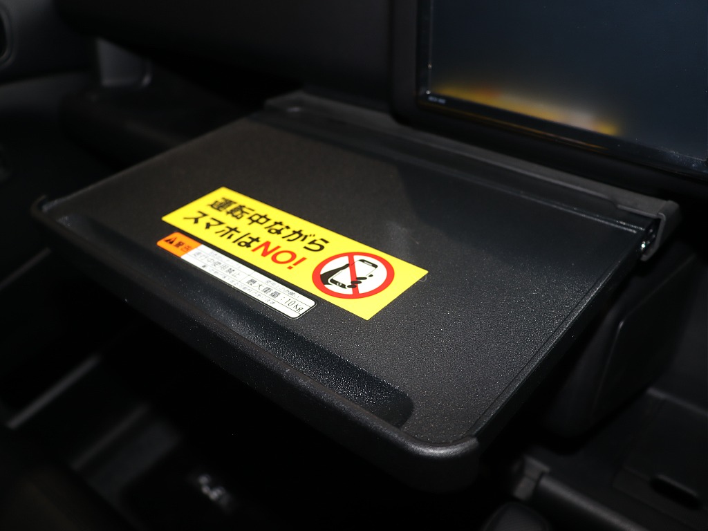 収納テーブルが装備されている為車内でのお食事はもちろん、少しお仕事をするときの物置としても便利！