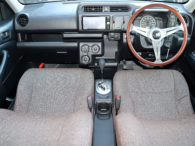 元々は商用車として利用される事が多いプロボックスがベースですので、無駄の無いシンプルなインテリアとなっております!格納テーブル、ドリンクホルダーなど収納力が高く、とても実用的な作りになっています♪