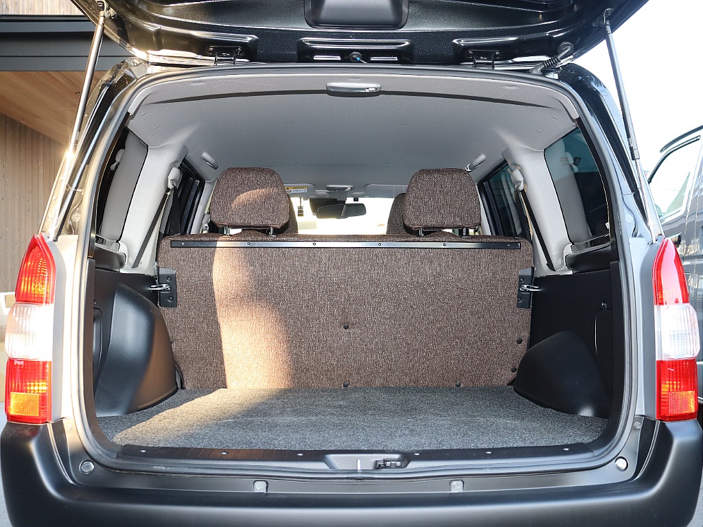 二列目も跳ね上げることで大人の方も寝ころべるスペースが確保できます！