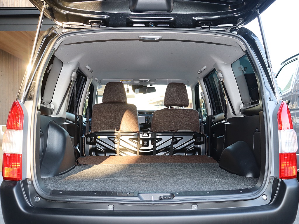 プロボックス特有の広々としたラゲージスペースは荷物の大きさを選ばず実用性がめちゃめちゃあります！