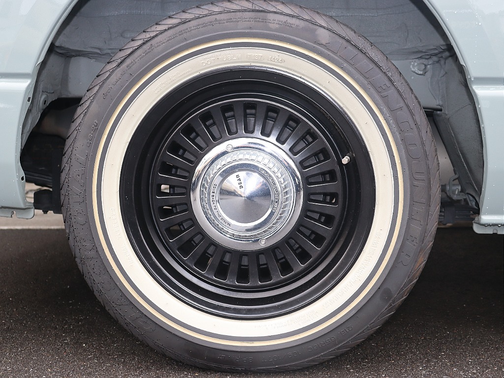 DEANカルフォルニアマッドブラック16インチAW クラシックオーバル ホワイトリボンタイヤ215/65R16