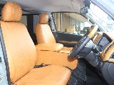 運転席もステアリングも茶木目を利用◎インパネ部分と統一感がでていておしゃれな印象に！