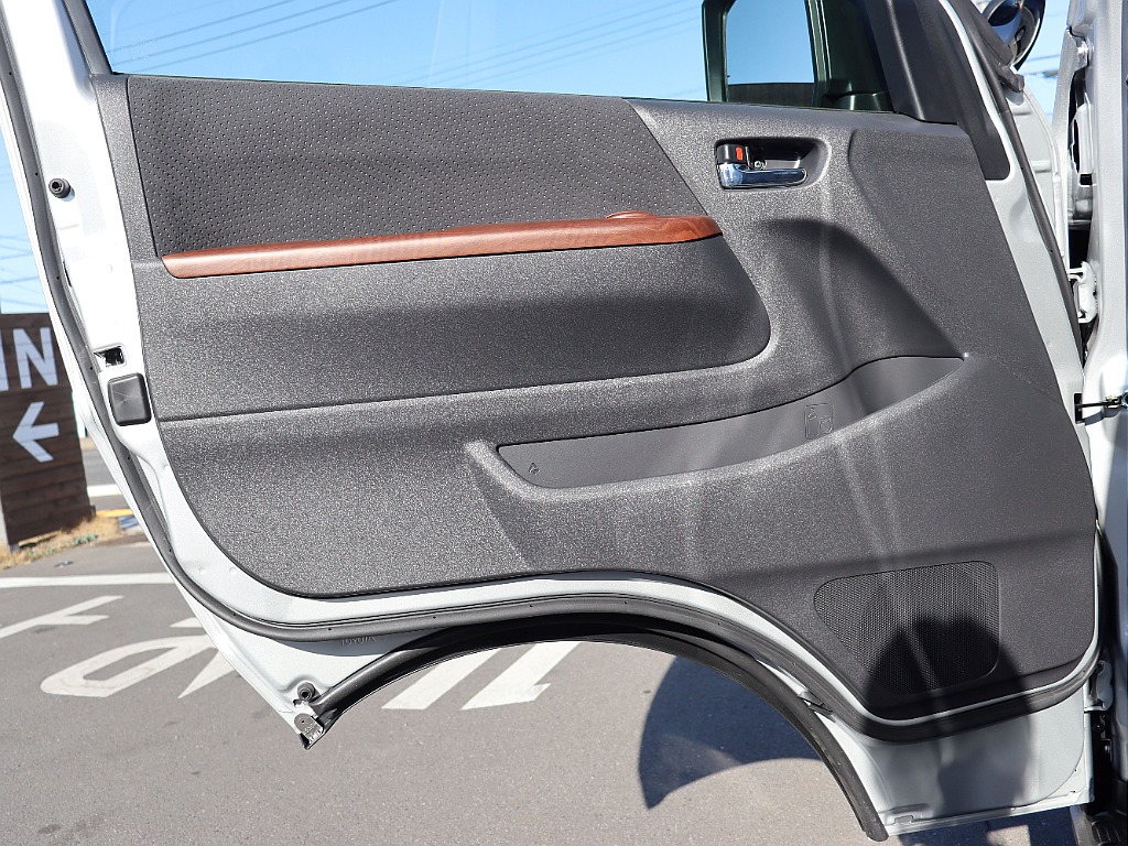 純正シルバー×角目フェイス×マットブラックペイント・13.3インチディスプレイオーディオ♪