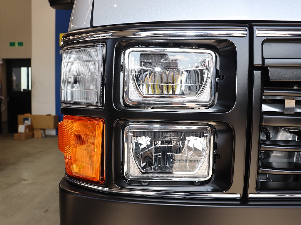 純正シルバー×角目フェイス×マットブラックペイント・13.3インチディスプレイオーディオ♪