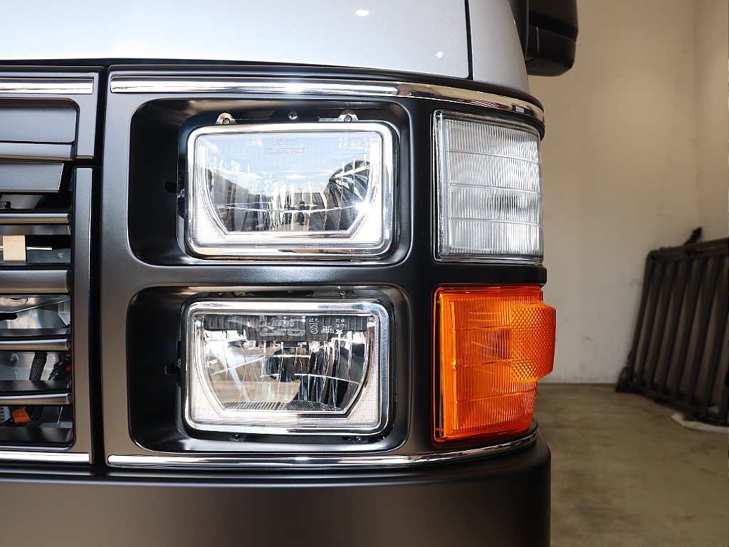 純正シルバー×角目フェイス×マットブラックペイント・13.3インチディスプレイオーディオ♪