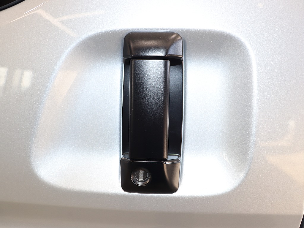 純正シルバー×角目フェイス×マットブラックペイント・13.3インチディスプレイオーディオ♪