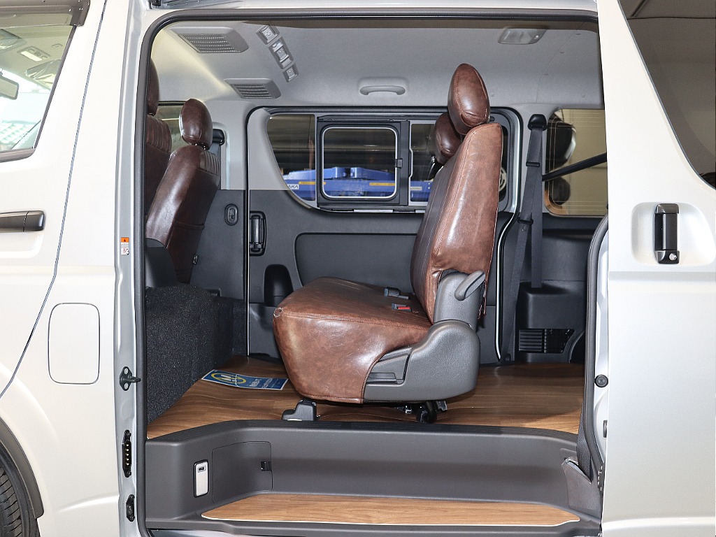 純正シルバー×角目フェイス×マットブラックペイント・13.3インチディスプレイオーディオ♪