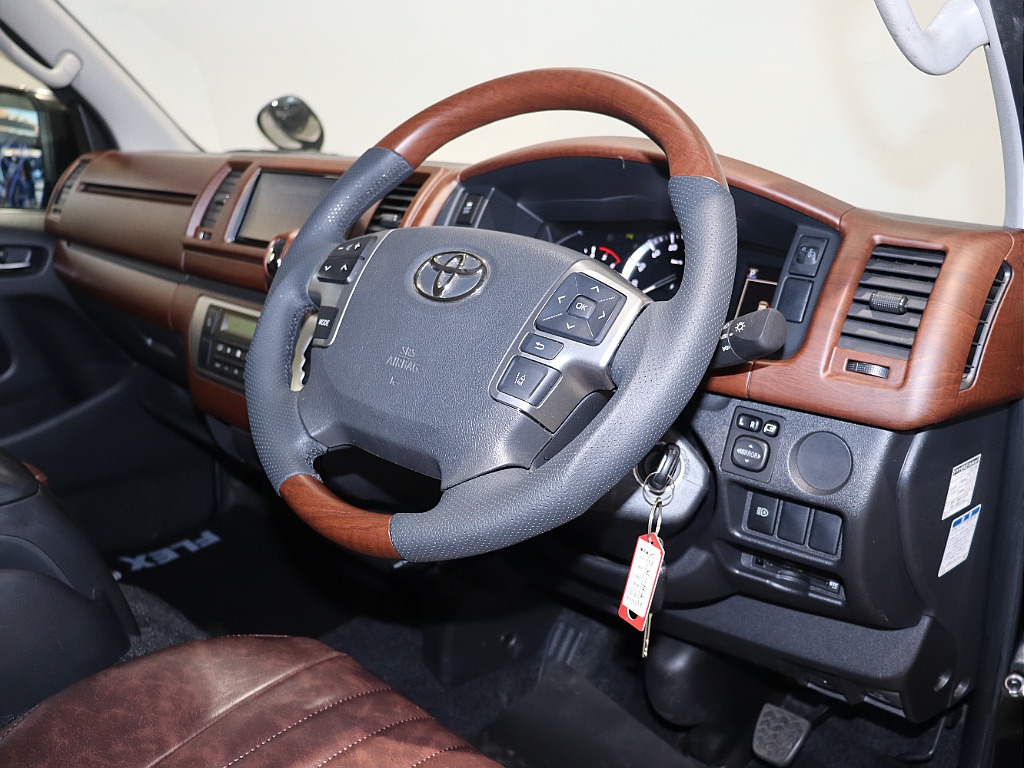 トヨタ ハイエースバン(4枚目)