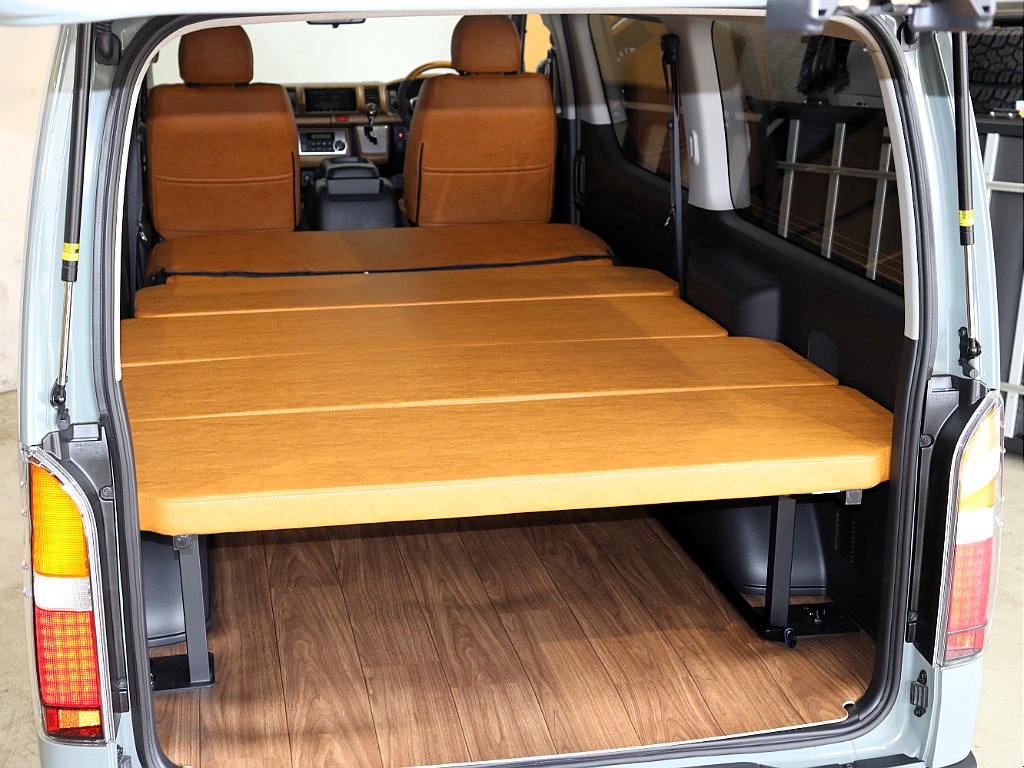 トヨタ ハイエースバン(2枚目)