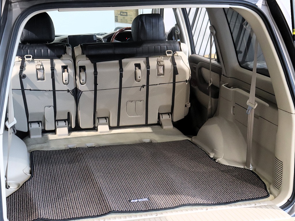 セカンドシートを跳ね上げることで荷室容量を拡張することができます！