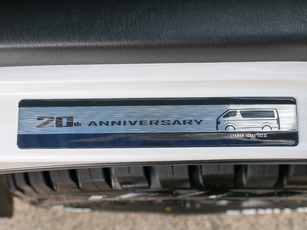 メーカーオプション 200系20周年記念プレート付き！！