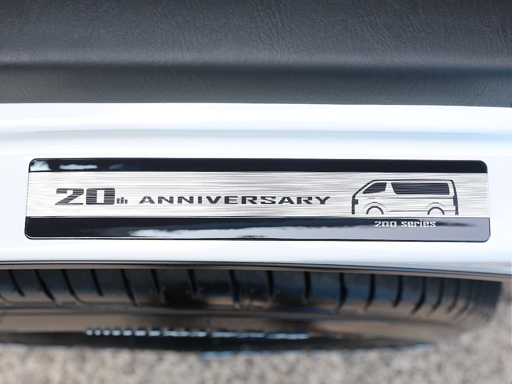メーカーオプション 200系20周年記念スカッフプレート付き！！