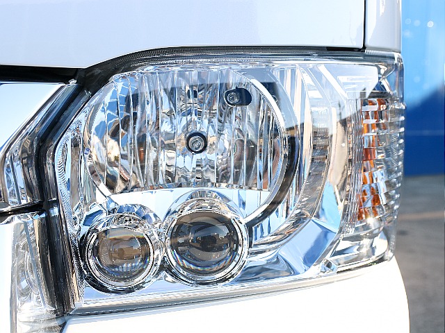 夜間の走行も安心のLEｄヘッドランプ付き！！