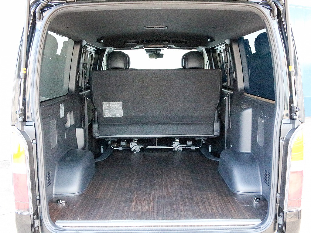 バンならではの荷室になります！！