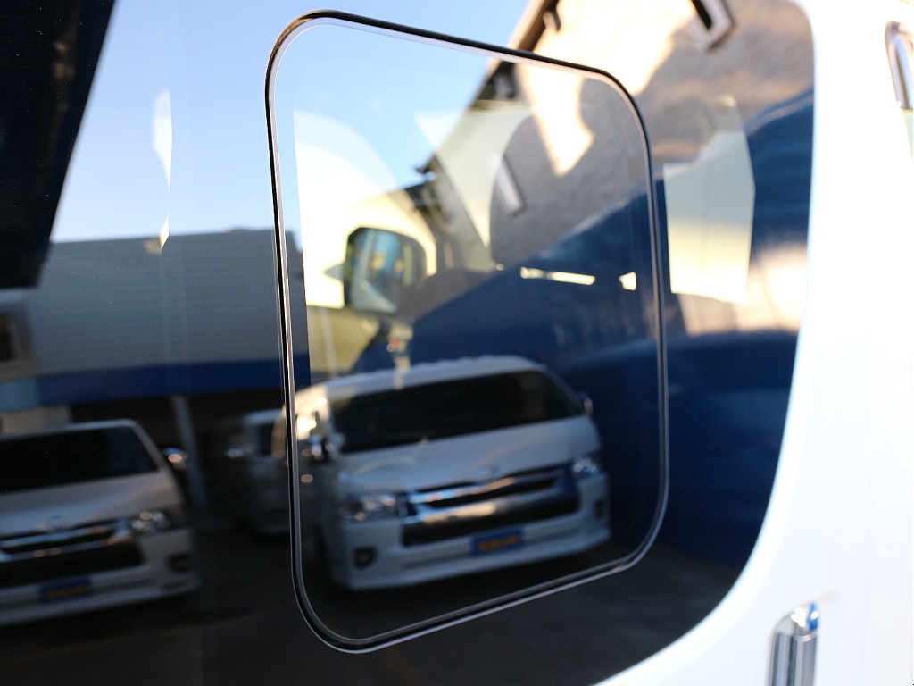 小窓付きで空気の入れ替え楽々です！！