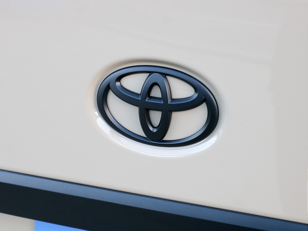 リアTOYOTAエンブレム艶無しブラックペイント済み！！