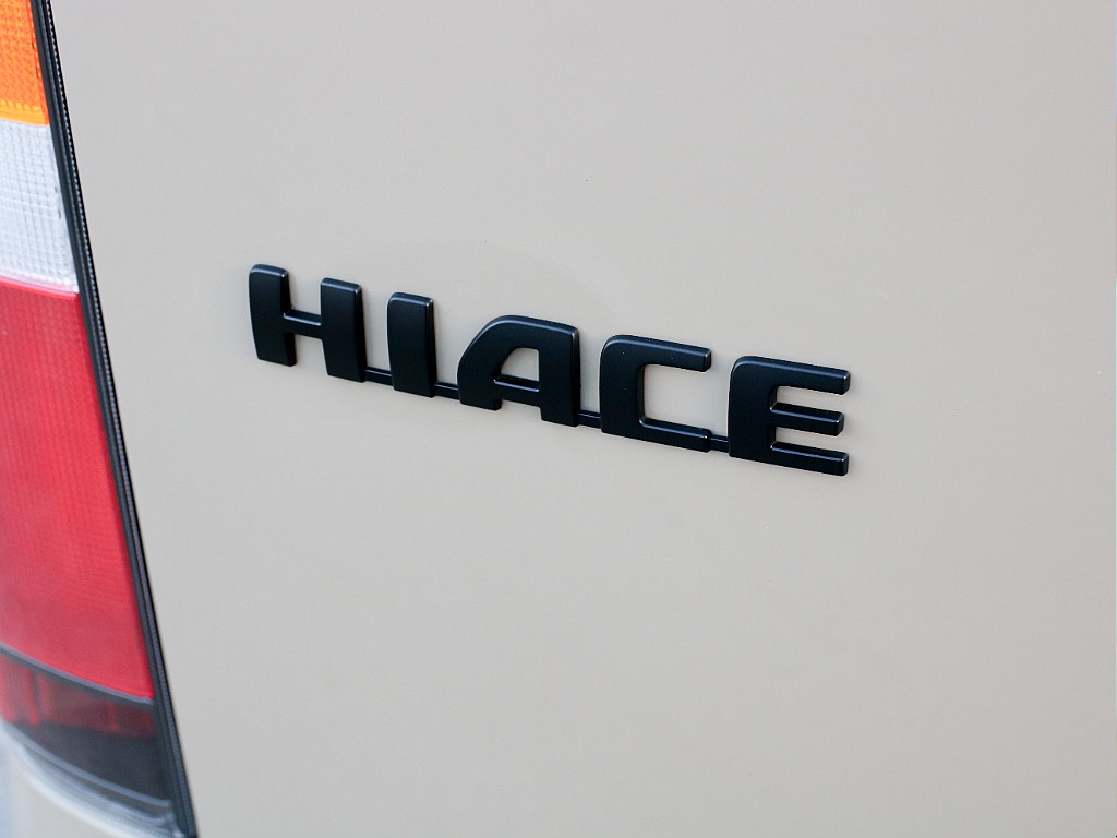 ハイエースロゴ艶無しブラックペイント済み！！