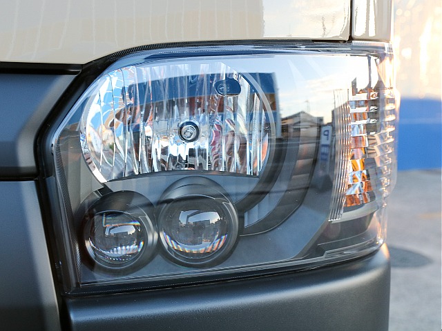 夜間の走行も安心のLEDヘッドランプ付き！！