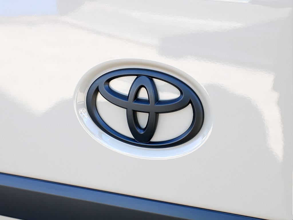 リアTOYOTAエンブレム艶無しブラックペイント済み！！