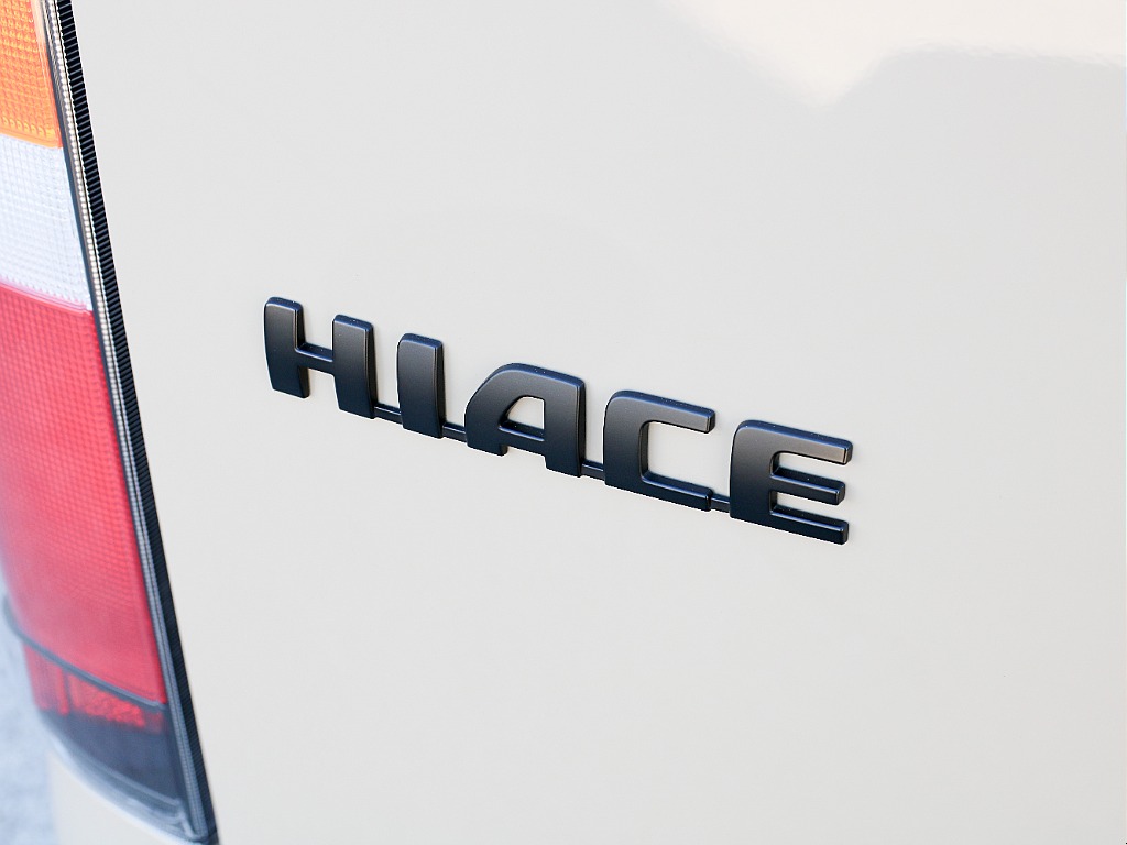 ハイエースロゴ艶無しブラックペイント済み！！