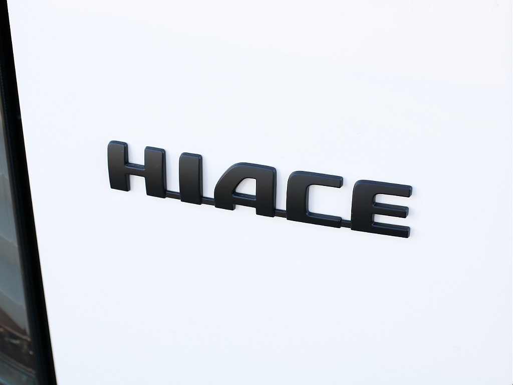 ハイエースロゴ艶無しブラックペイント済み！！