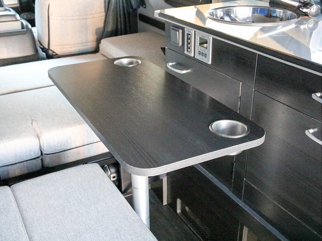 センターテーブル装備！！