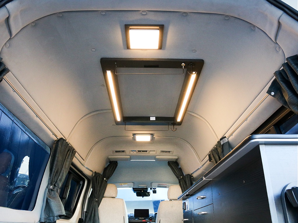 夜間も明るく車内で過ごせます！！