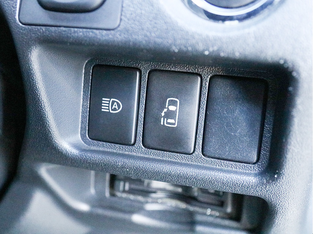 オートハイビームスイッチ＆パワースライドドアスイッチ付き！！