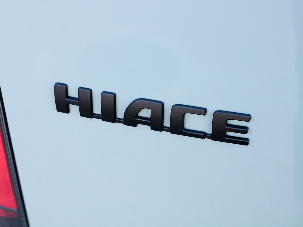 ハイエースロゴ艶無しブラックペイント済み！！