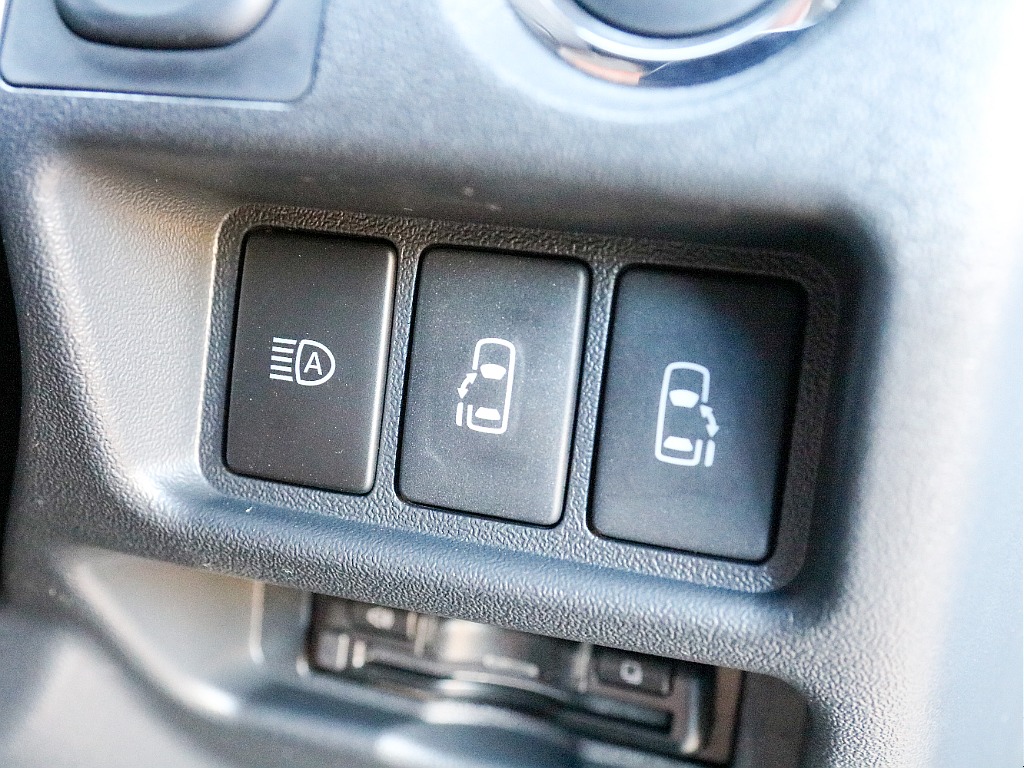 パワースライドドアスイッチ＆オートハイビームスイッチ付き！！