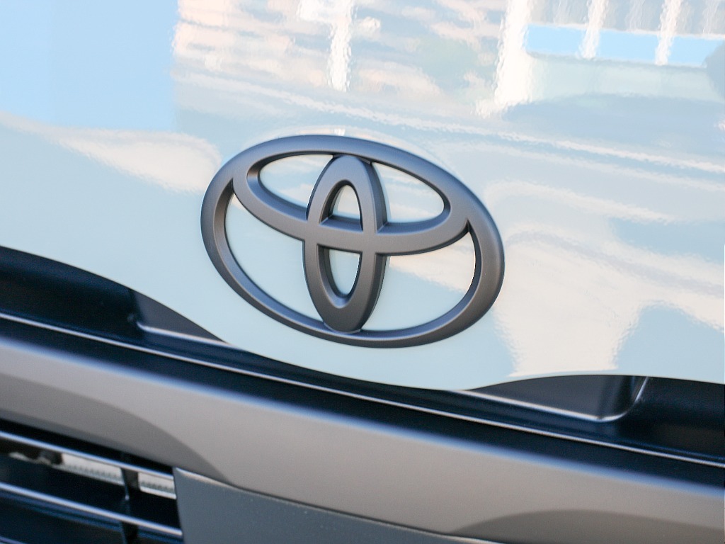 フロントTOYOTAエンブレム艶無しブラックペイント済み！！