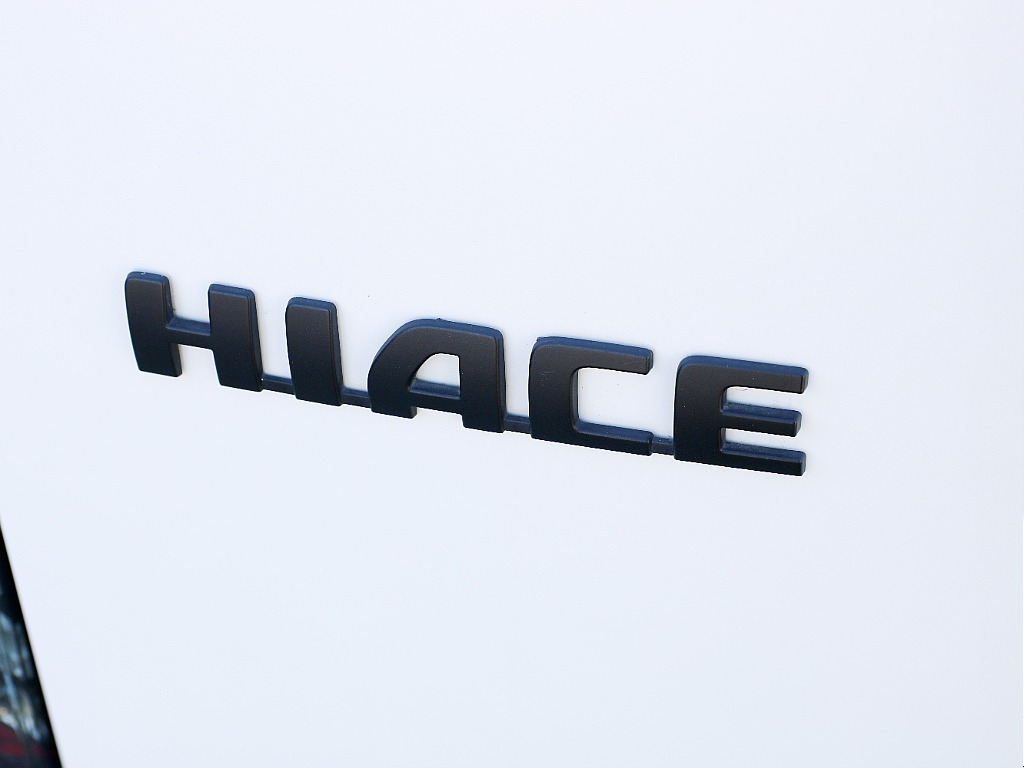 ハイエースロゴ艶無しブラックペイント済み！！