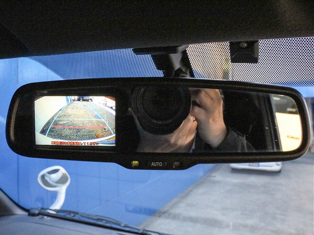 メーカーオプション バックカメラ付き自動防眩ミラー！！