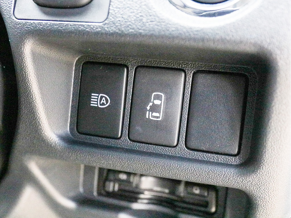 オートハイビームスイッチ＆パワースライドドアスイッチ付き！！