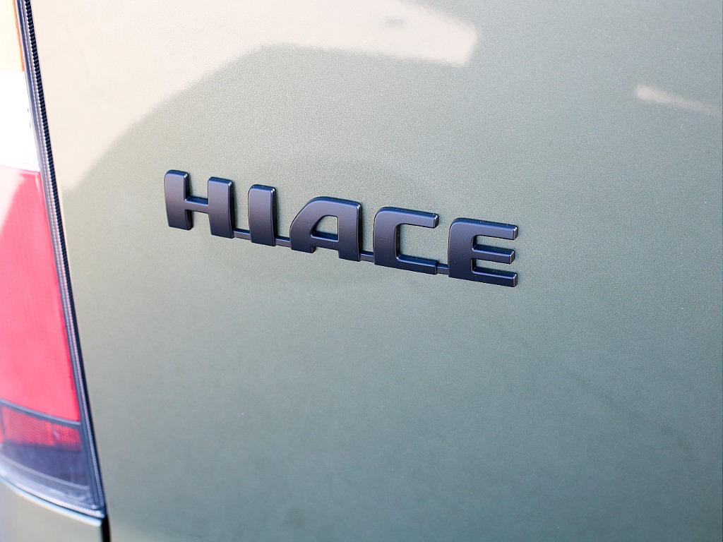 ハイエースロゴ艶無しブラックペイント済み！！