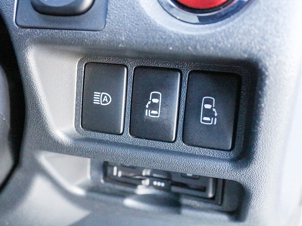 オートハイビームスイッチ＆パワースライドドアスイッチ付き！！