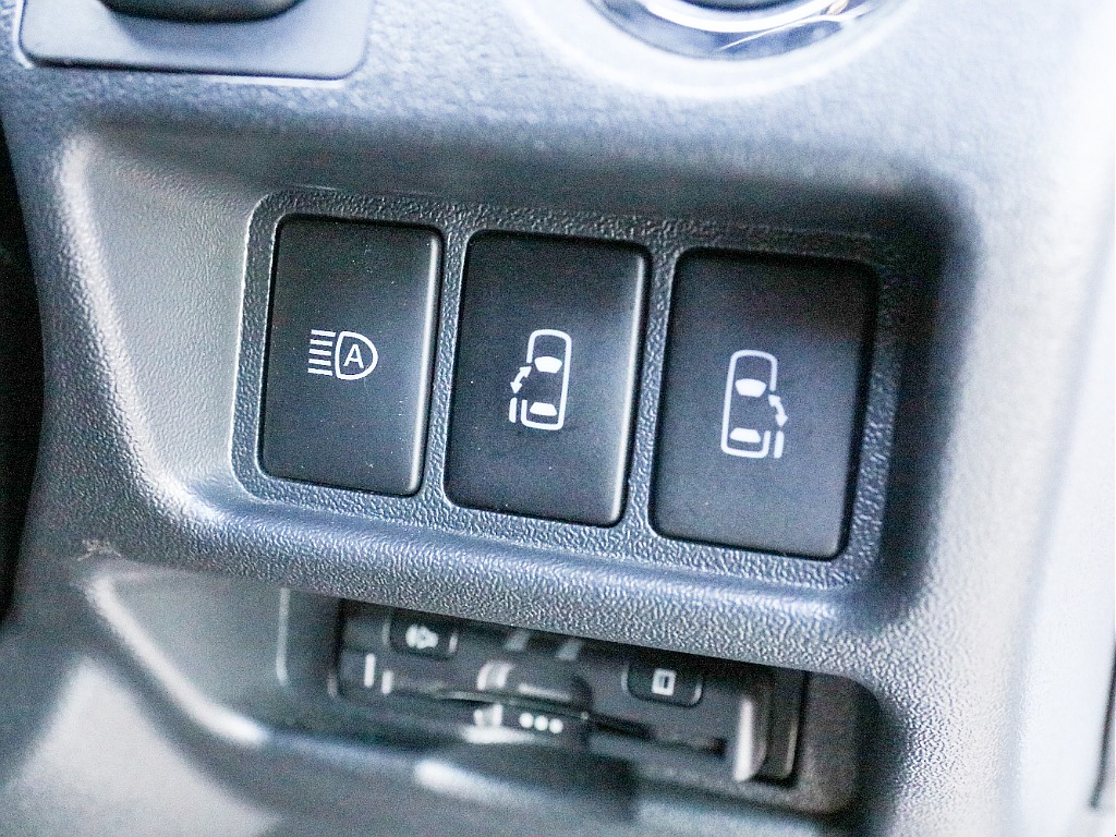 オートハイビームスイッチ＆パワースライドドアスイッチ付き！！